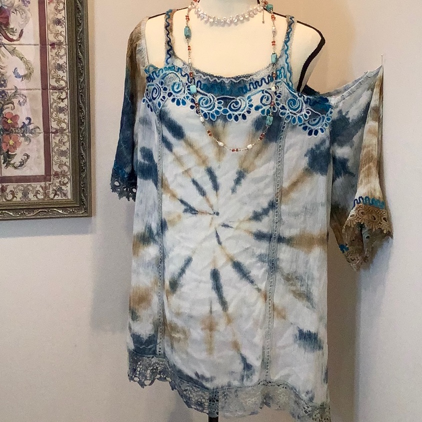 Shoreline Cold Shoulder Tie Dye Tunic. Fits Xl. Crochet Detail. Says 2xl